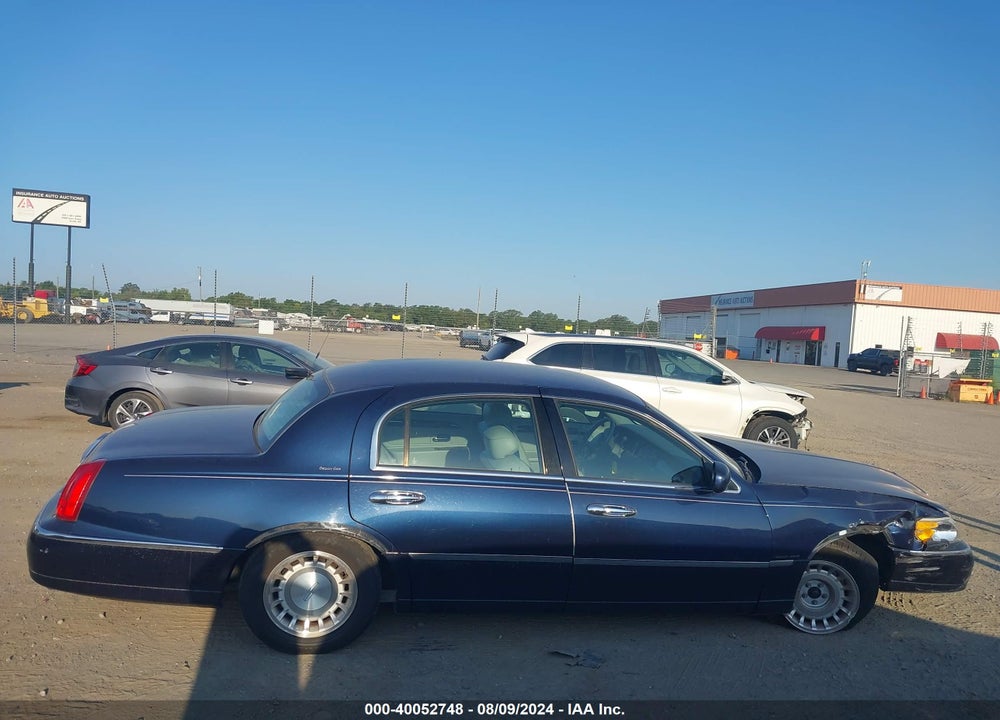 2002 LINCOLN TOWN CAR EXECUTIVE VIN: 1LNHM81W42Y671471