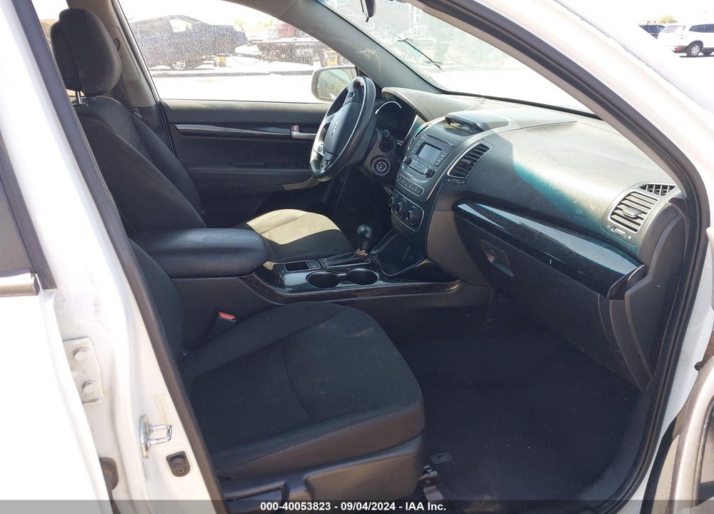 2015 KIA SORENTO LX V6 VIN: 5XYKT4A77FG620575