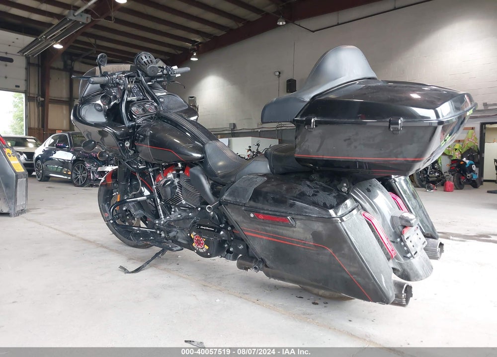 2018 HARLEY-DAVIDSON FLTRXSE CVO ROAD GLIDE VIN: 1HD1TCL10JB951823