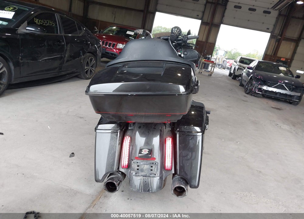 2018 HARLEY-DAVIDSON FLTRXSE CVO ROAD GLIDE VIN: 1HD1TCL10JB951823
