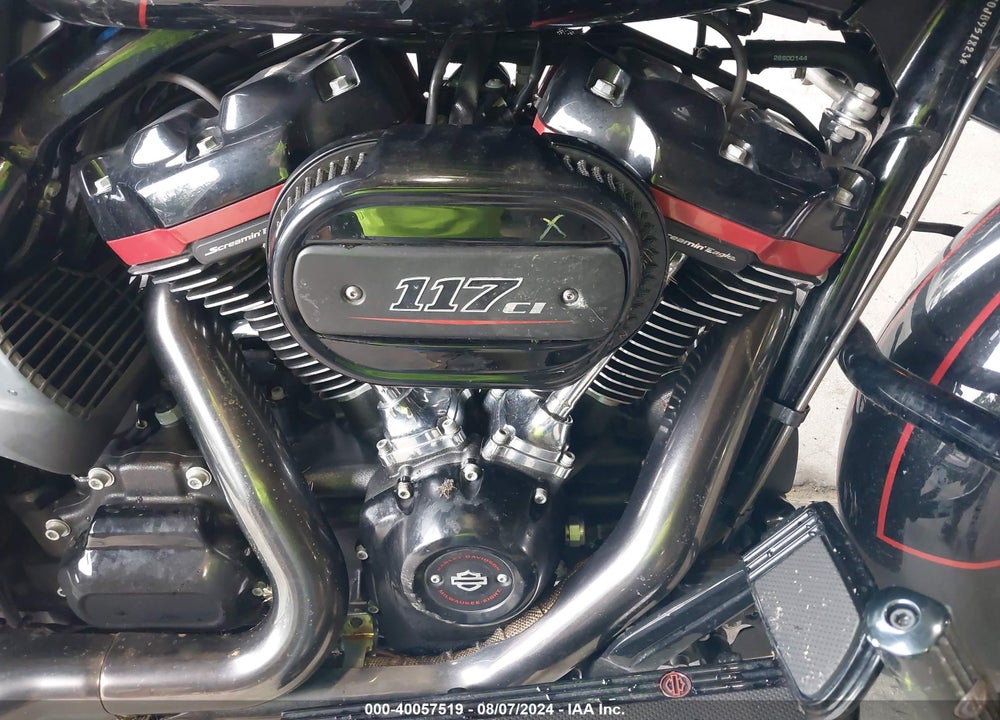 2018 HARLEY-DAVIDSON FLTRXSE CVO ROAD GLIDE VIN: 1HD1TCL10JB951823