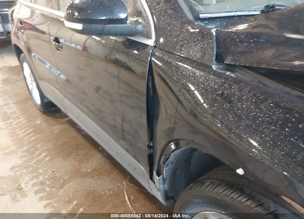 2011 VOLKSWAGEN TIGUAN SE VIN: WVGBV7AX3BW560394