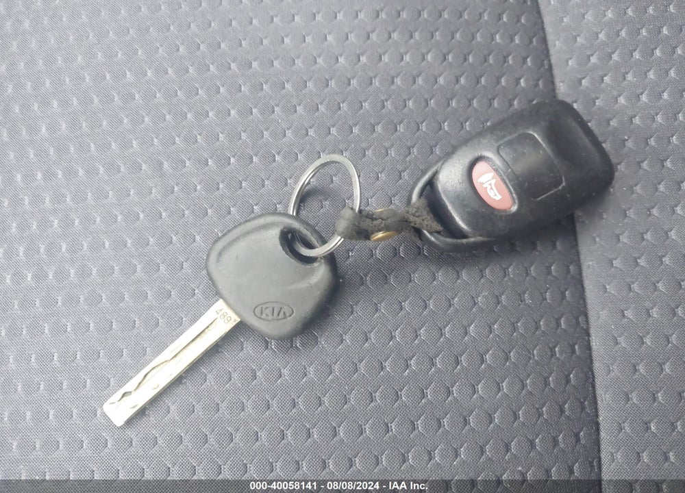 2011 KIA SORENTO LX VIN: 5XYKT4A10BG181077