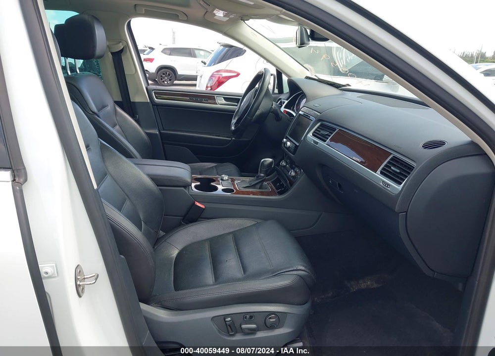2016 VOLKSWAGEN TOUAREG VR6 LUX VIN: WVGEF9BP8GD010163