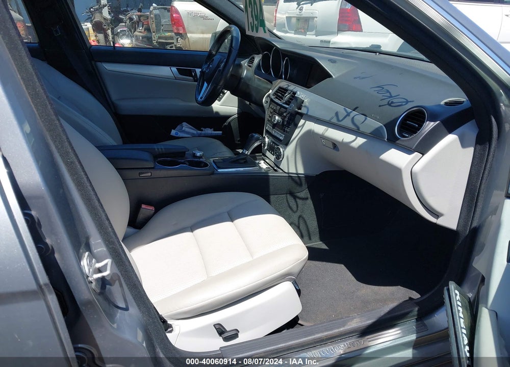 2014 MERCEDES-BENZ C 250 LUXURY/SPORT VIN: WDDGF4HB0ER311625