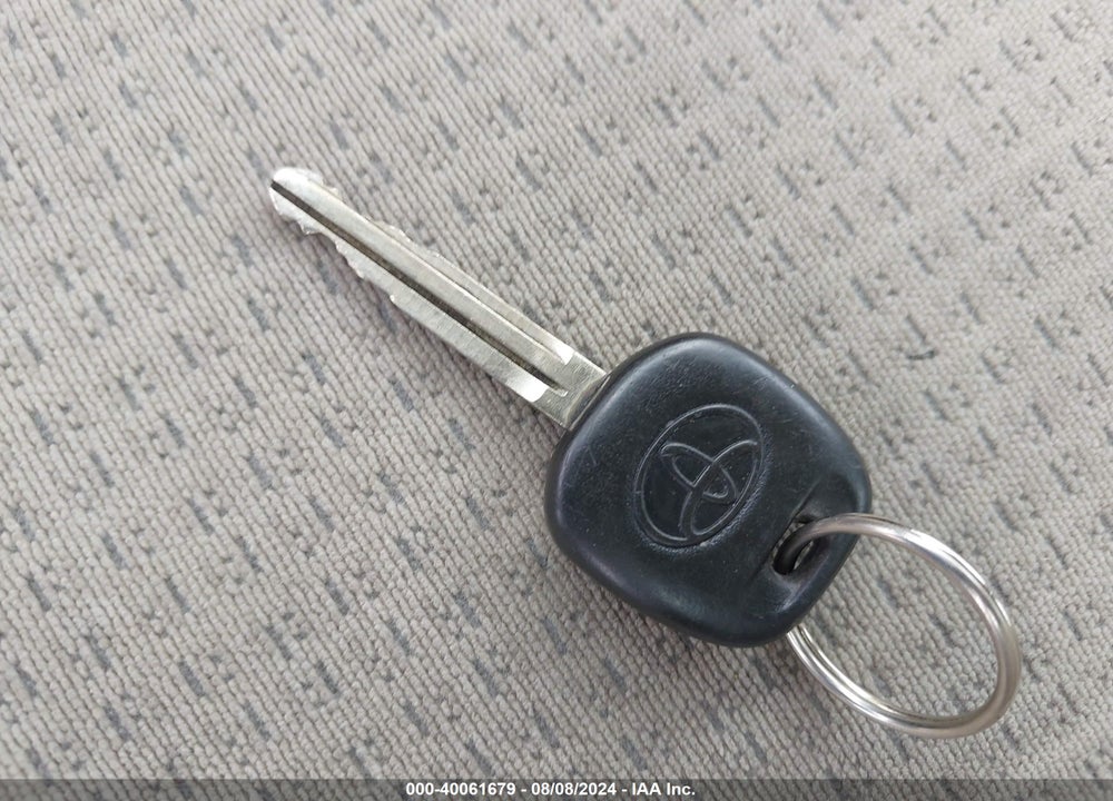 2005 TOYOTA COROLLA VIN: JTDBR32EX50055040