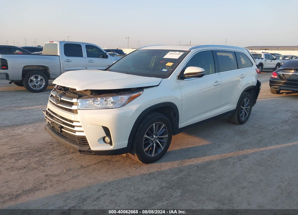 2019 TOYOTA HIGHLANDER XLE VIN: 5TDKZRFH1KS574591