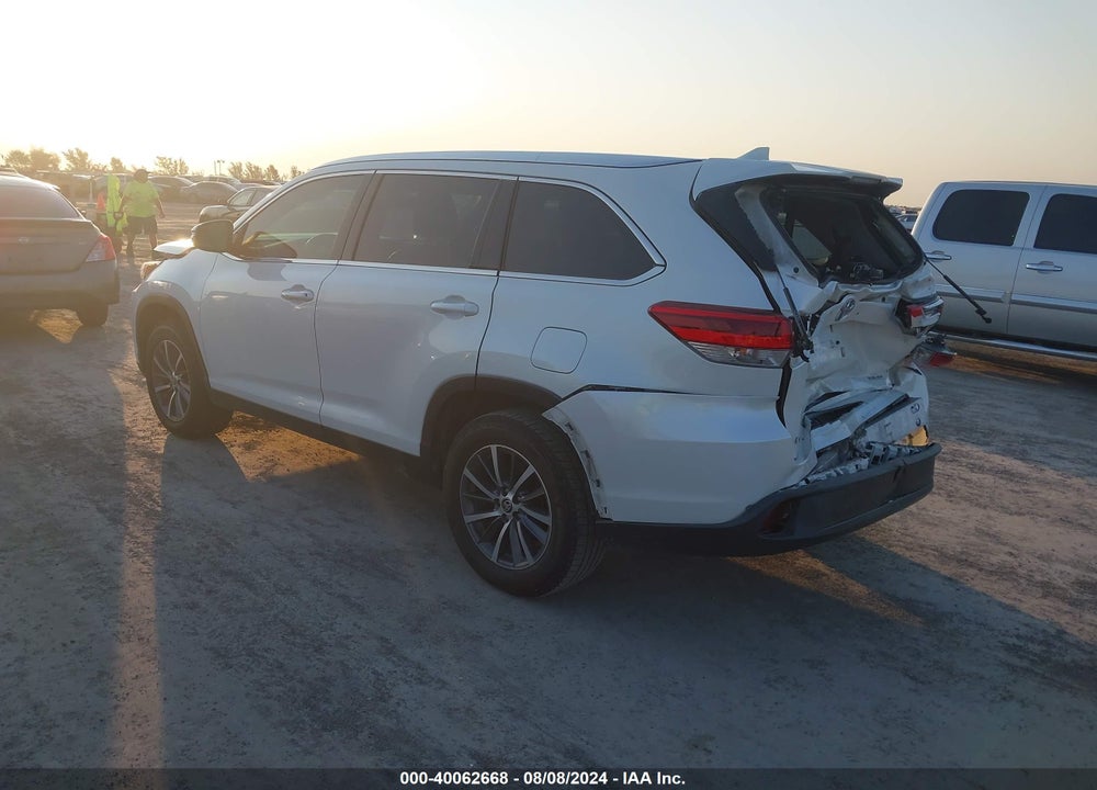 2019 TOYOTA HIGHLANDER XLE VIN: 5TDKZRFH1KS574591