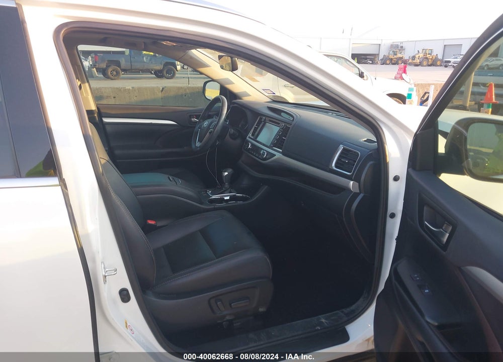 2019 TOYOTA HIGHLANDER XLE VIN: 5TDKZRFH1KS574591