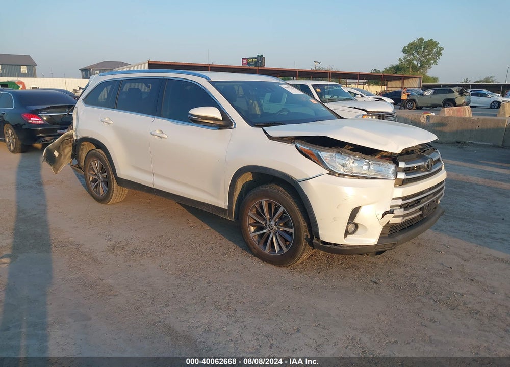 2019 TOYOTA HIGHLANDER XLE VIN: 5TDKZRFH1KS574591