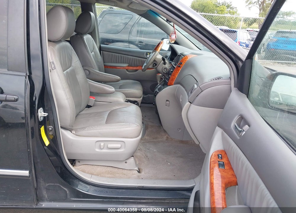 2010 TOYOTA SIENNA LIMITED VIN: 5TDYK4CC2AS320851