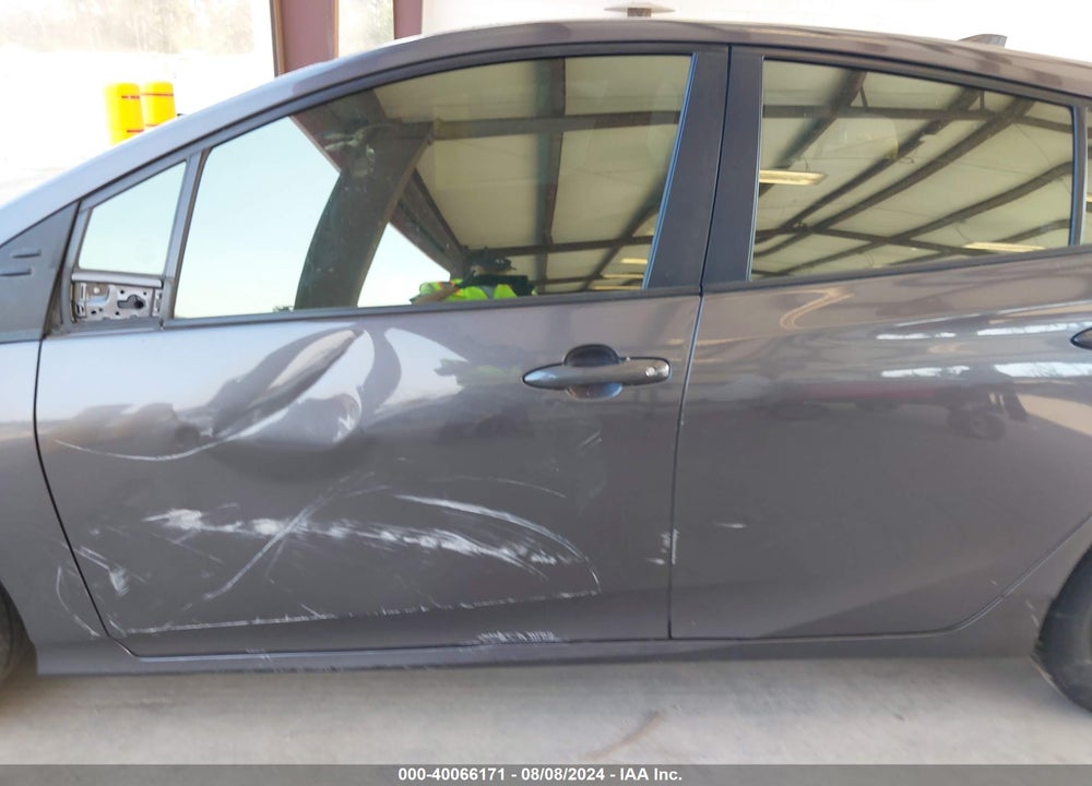 2018 TOYOTA PRIUS VIN: JTDKBRFU4J3590124