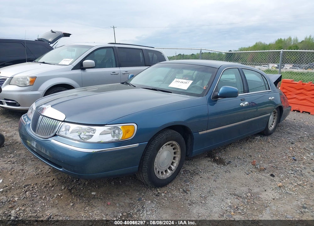 2001 LINCOLN TOWN CAR EXECUTIVE VIN: 1LNHM81W51Y645461