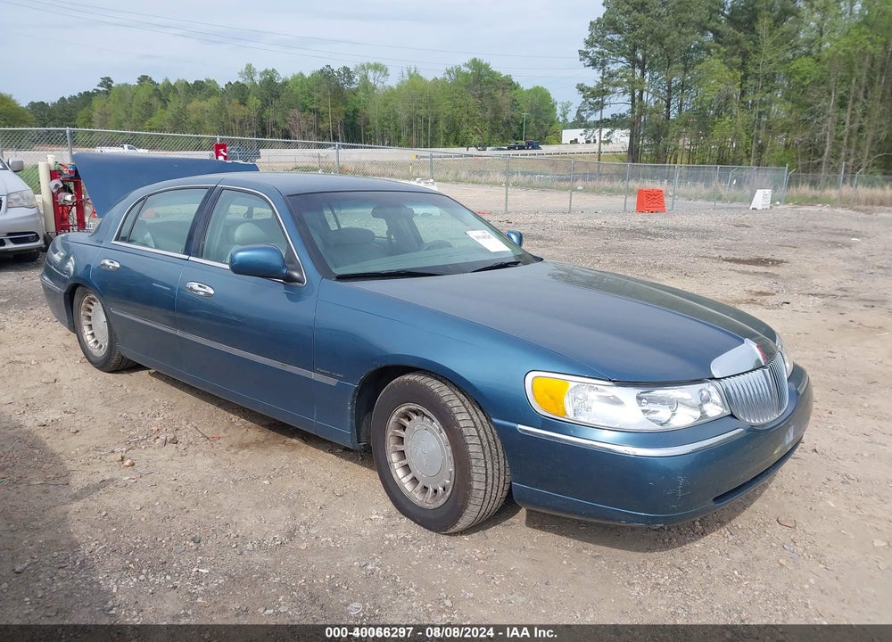 2001 LINCOLN TOWN CAR EXECUTIVE VIN: 1LNHM81W51Y645461