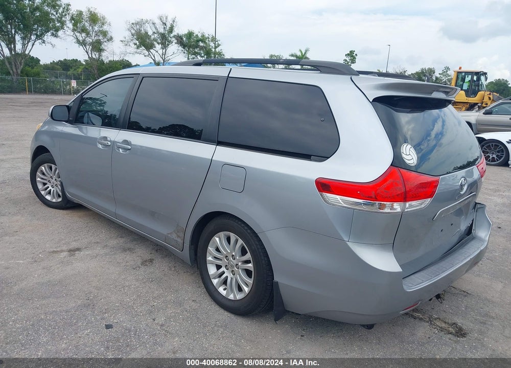 2013 TOYOTA SIENNA XLE V6 8 PASSENGER VIN: 5TDYK3DC7DS295507
