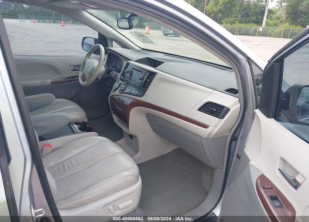 2013 TOYOTA SIENNA XLE V6 8 PASSENGER VIN: 5TDYK3DC7DS295507