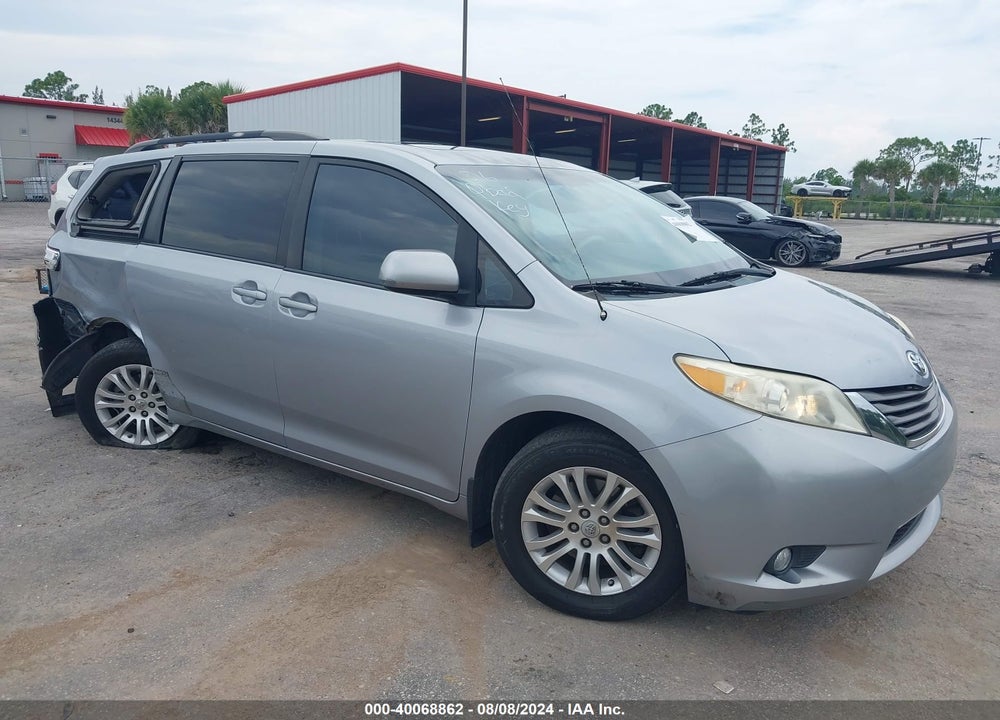 2013 TOYOTA SIENNA XLE V6 8 PASSENGER VIN: 5TDYK3DC7DS295507