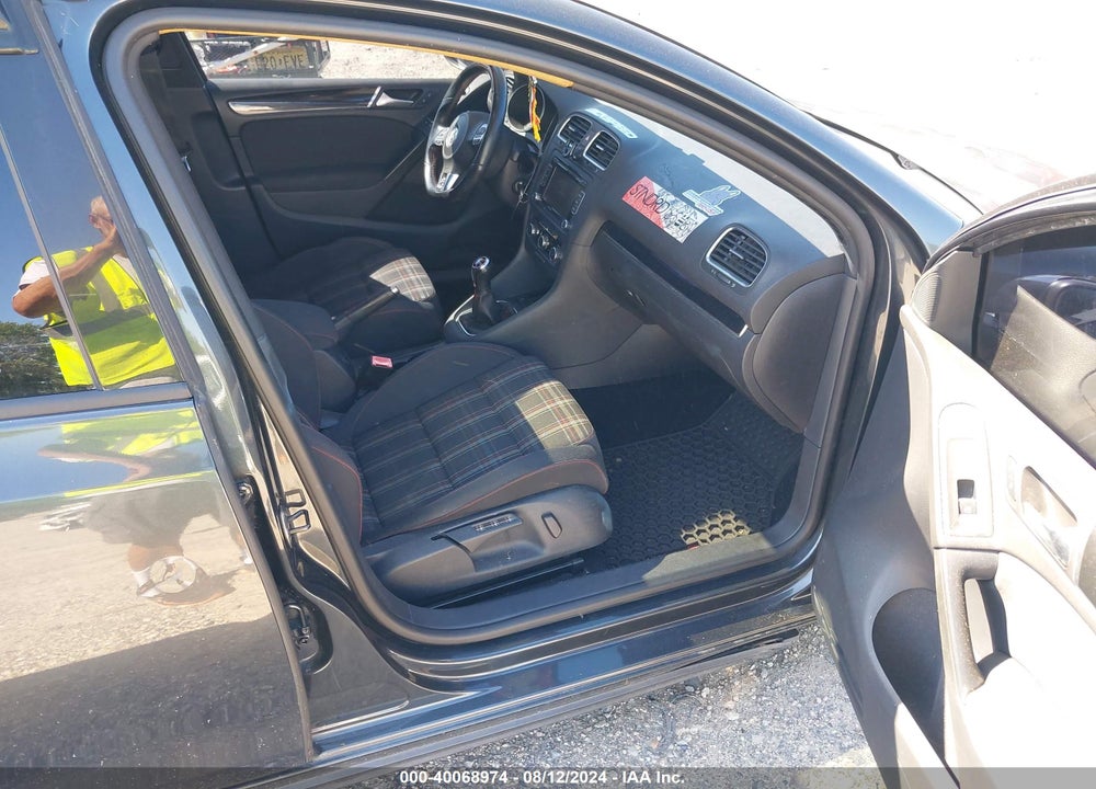 2011 VOLKSWAGEN GTI 4-DOOR/4-DOOR AUTOBAHN VIN: WVWGV7AJ2BW025112