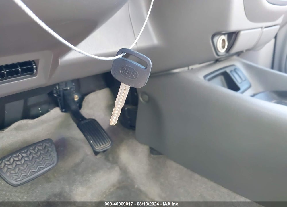 2005 TOYOTA TUNDRA SR5 V8 VIN: 5TBET341X5S463424