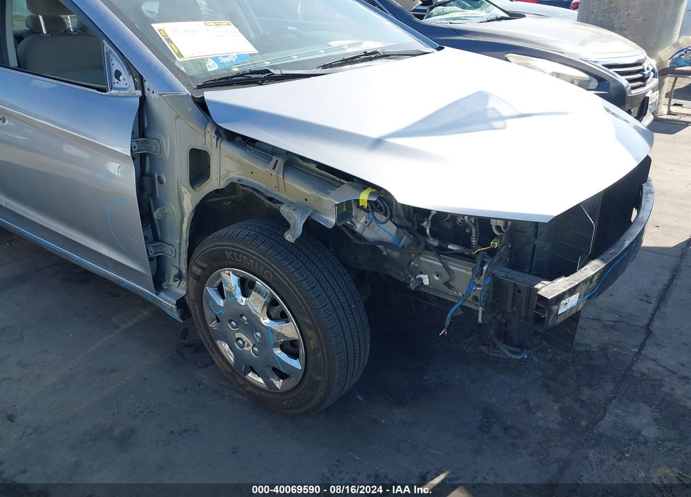 2017 HYUNDAI ELANTRA VIN: 5NPD74LF5HH202111