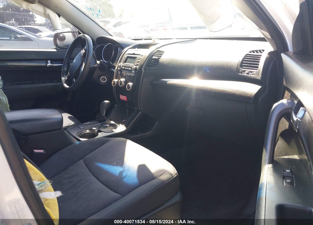 2011 KIA SORENTO LX VIN: 5XYKT3A12BG174108