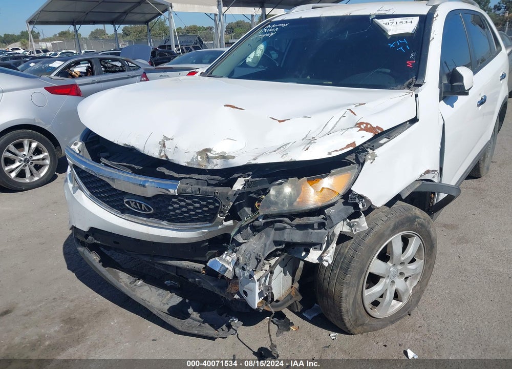 2011 KIA SORENTO LX VIN: 5XYKT3A12BG174108