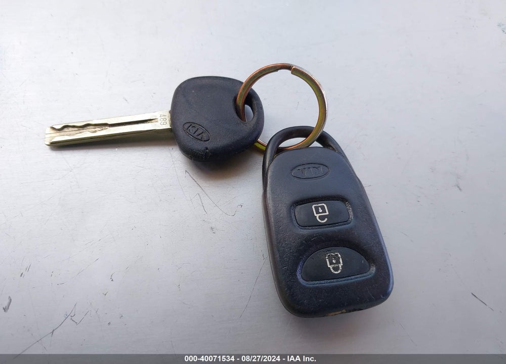 2011 KIA SORENTO LX VIN: 5XYKT3A12BG174108