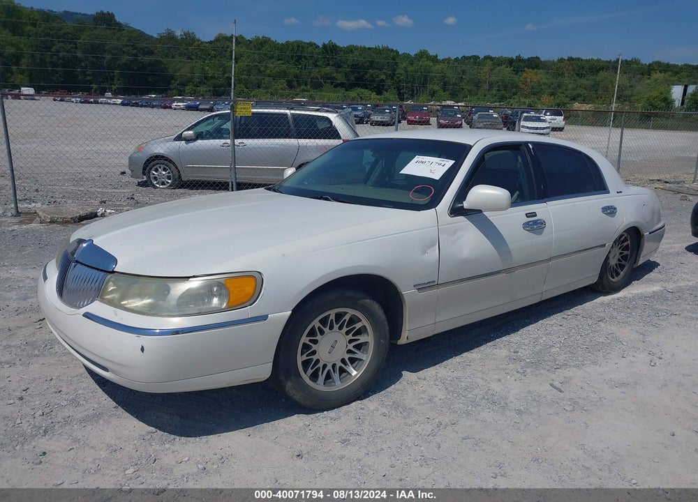 2002 LINCOLN TOWN CAR SIGNATURE VIN: 1LNHM82W62Y668232