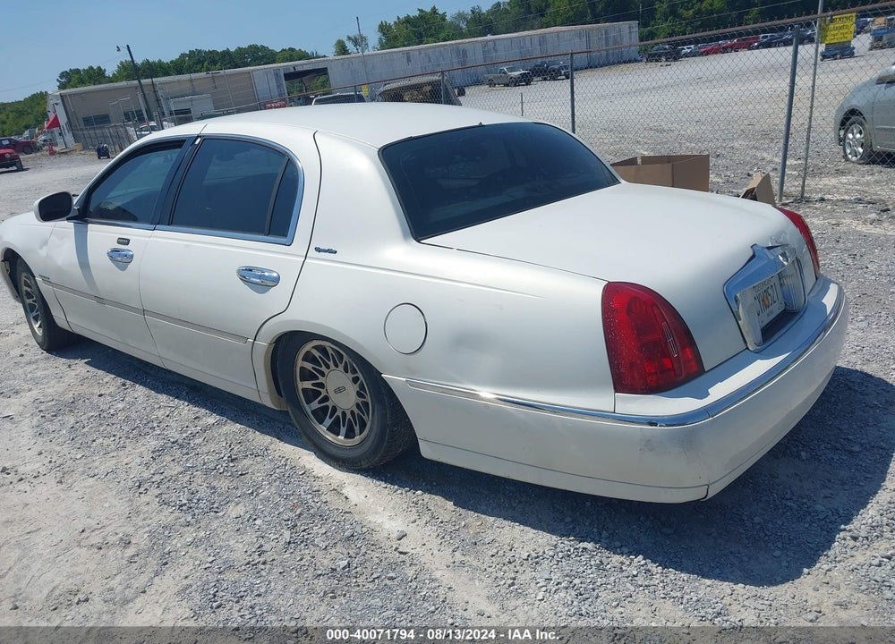 2002 LINCOLN TOWN CAR SIGNATURE VIN: 1LNHM82W62Y668232