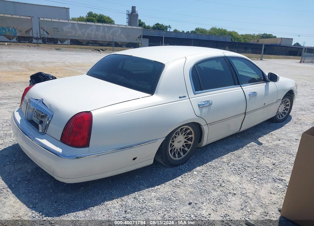 2002 LINCOLN TOWN CAR SIGNATURE VIN: 1LNHM82W62Y668232