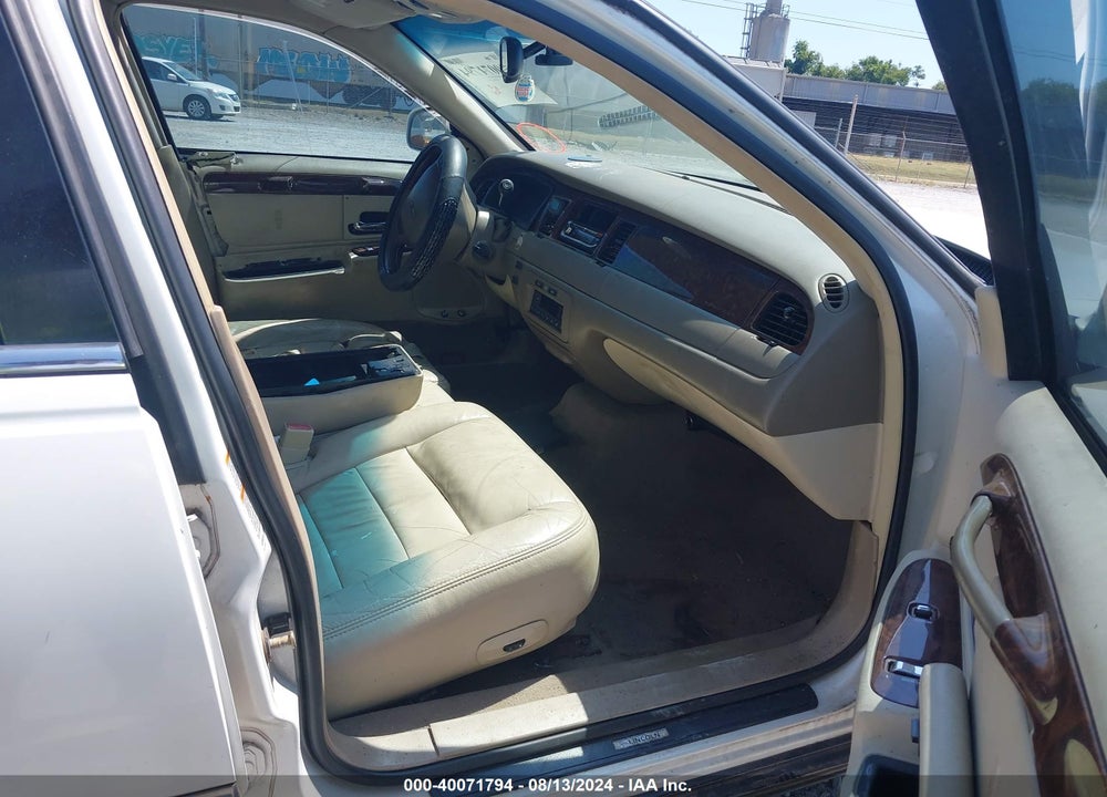 2002 LINCOLN TOWN CAR SIGNATURE VIN: 1LNHM82W62Y668232