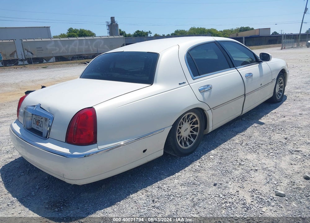 2002 LINCOLN TOWN CAR SIGNATURE VIN: 1LNHM82W62Y668232