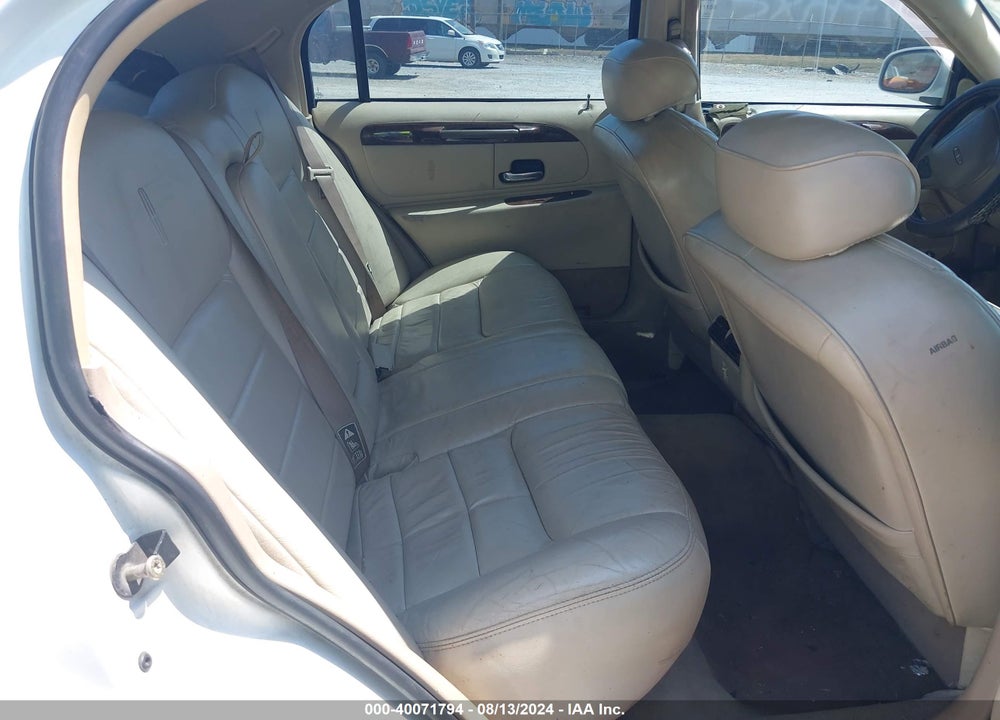 2002 LINCOLN TOWN CAR SIGNATURE VIN: 1LNHM82W62Y668232