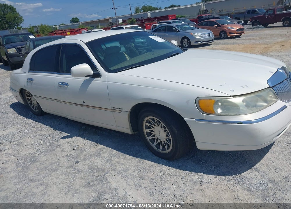 2002 LINCOLN TOWN CAR SIGNATURE VIN: 1LNHM82W62Y668232