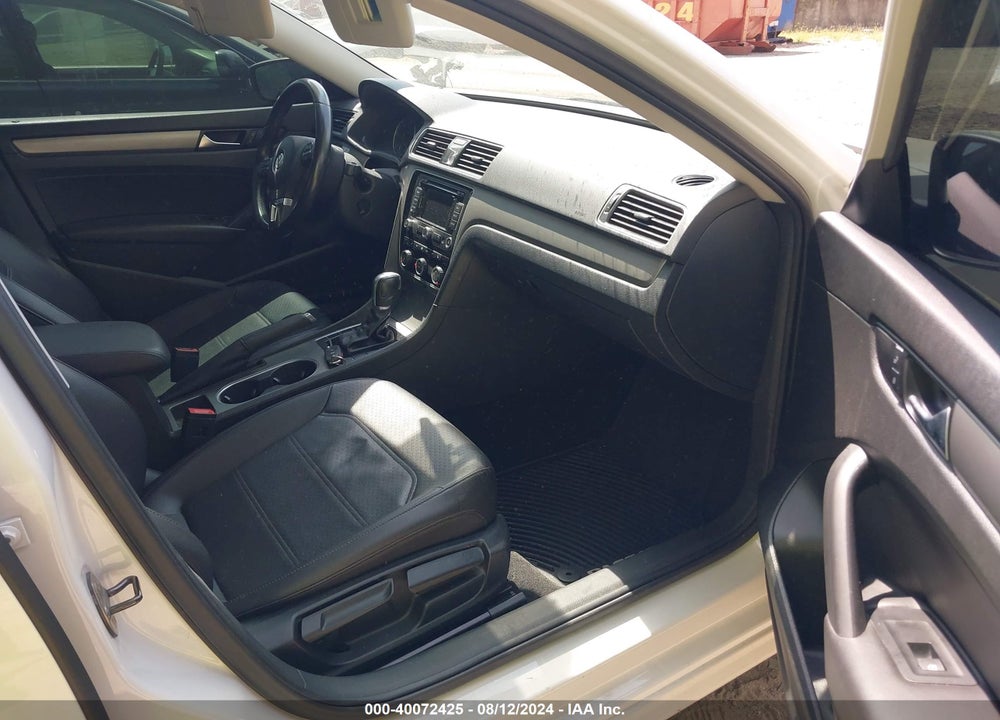 2015 VOLKSWAGEN PASSAT 2.0L TDI SE VIN: 1VWBV7A36FC010273