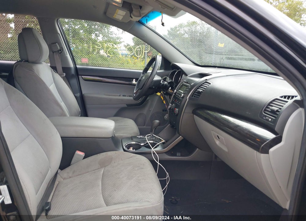 2011 KIA SORENTO LX VIN: 5XYKTCA11BG169031