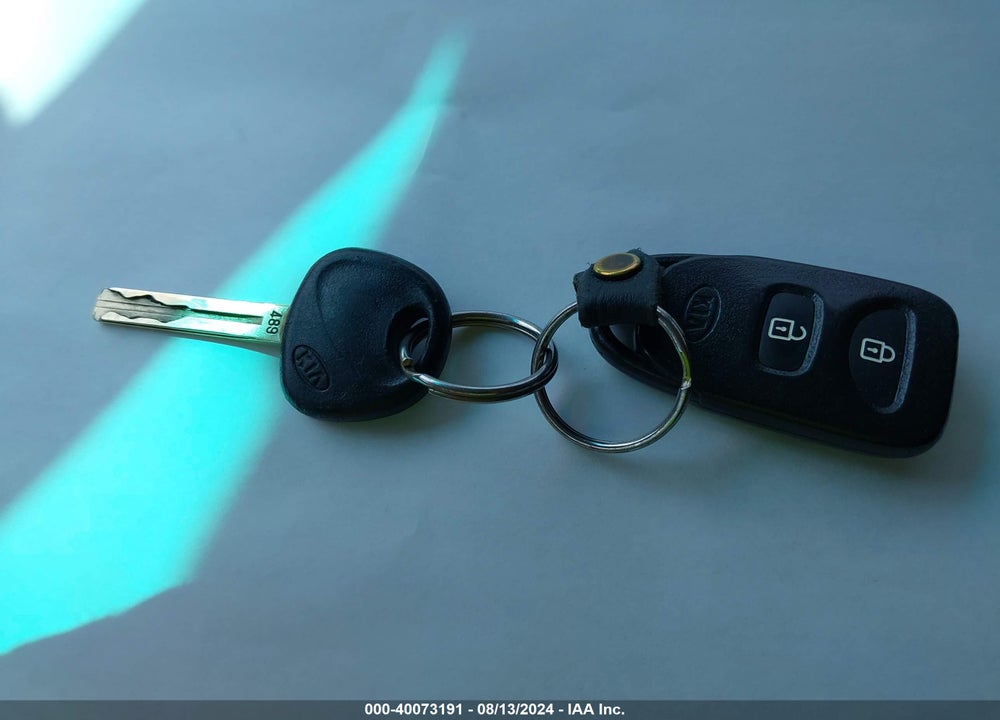 2011 KIA SORENTO LX VIN: 5XYKTCA11BG169031