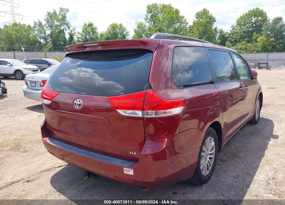2013 TOYOTA SIENNA XLE V6 8 PASSENGER VIN: 5TDYK3DC5DS373508