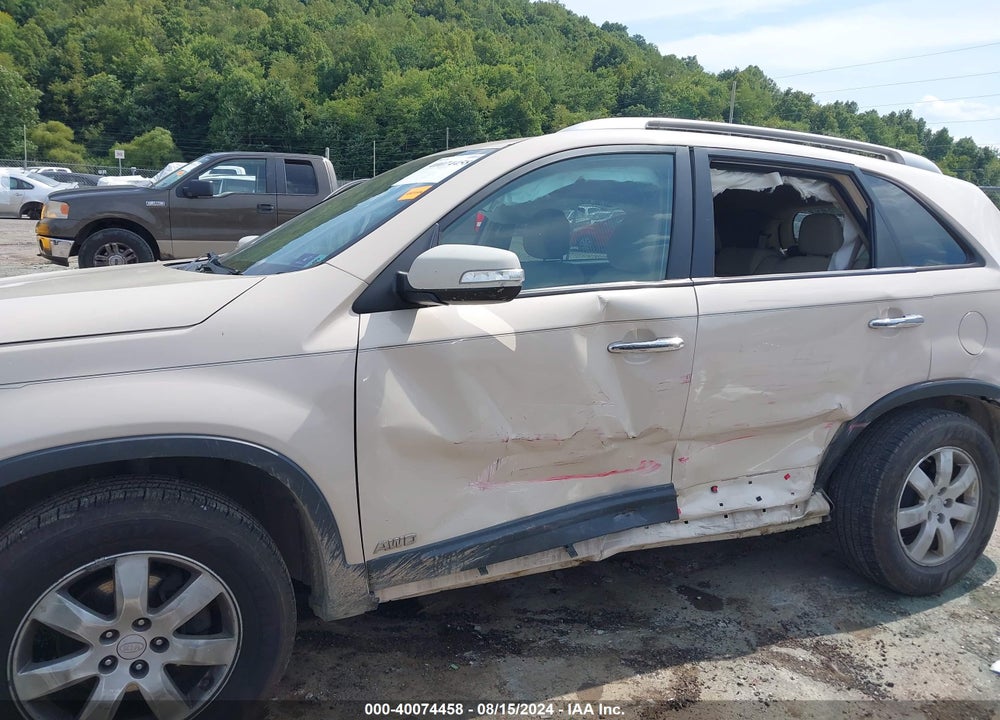 2011 KIA SORENTO LX V6 VIN: 5XYKTDA23BG140290