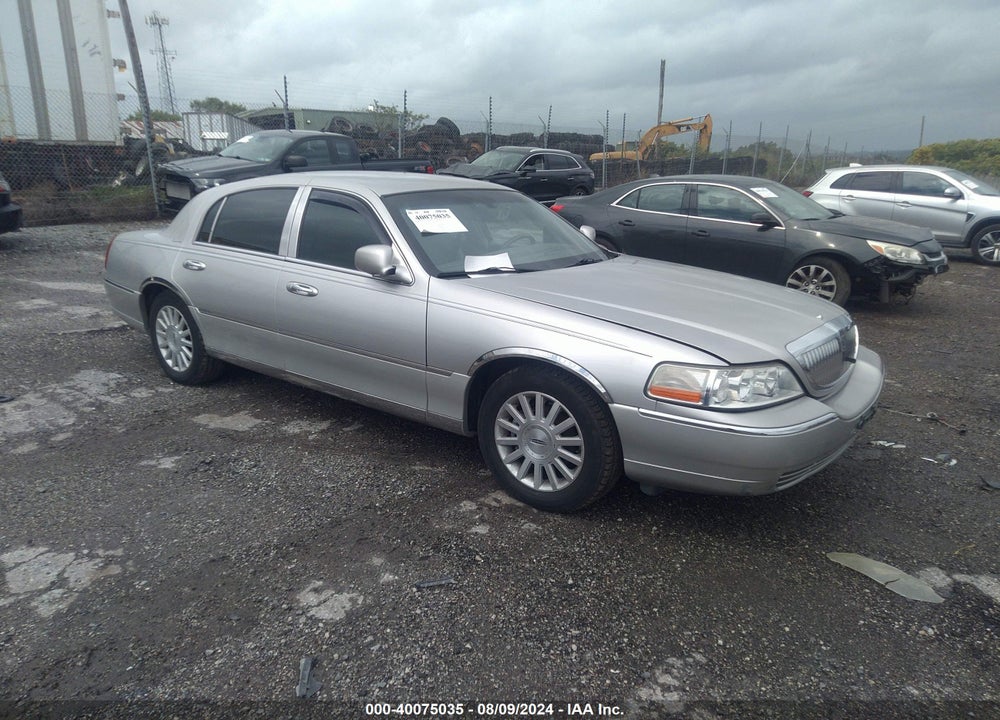 2003 LINCOLN TOWN CAR SIGNATURE VIN: 1LNHM82W83Y701104