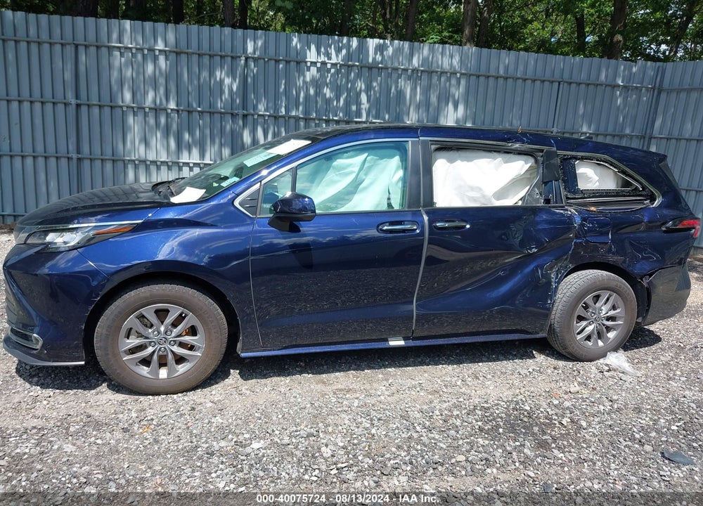 2022 TOYOTA SIENNA XLE VIN: 5TDYRKEC3NS081880