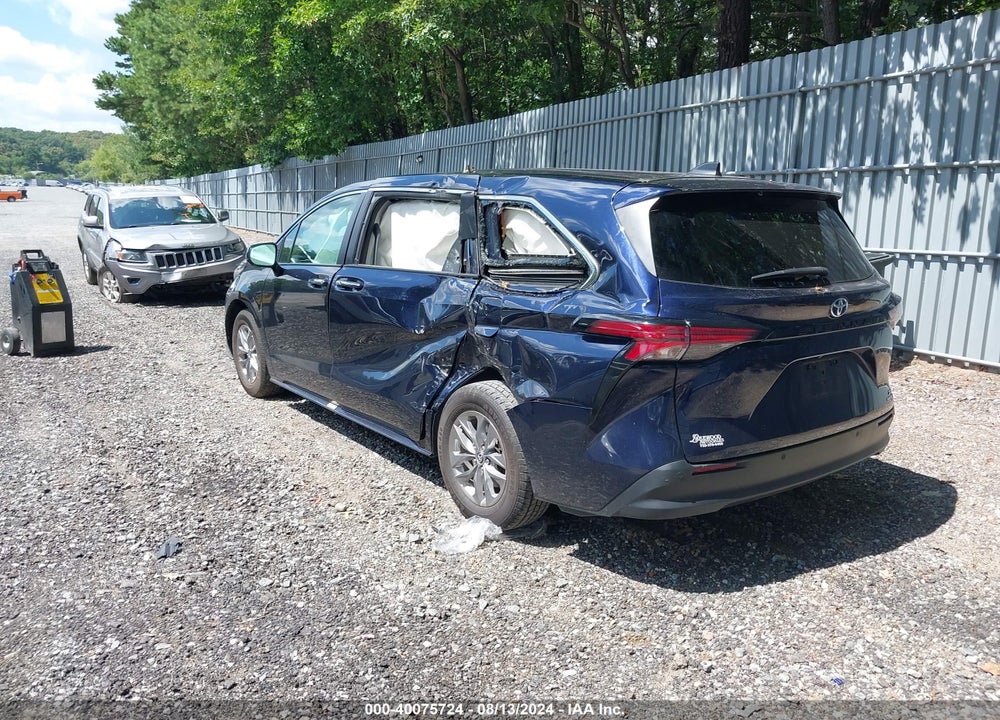 2022 TOYOTA SIENNA XLE VIN: 5TDYRKEC3NS081880