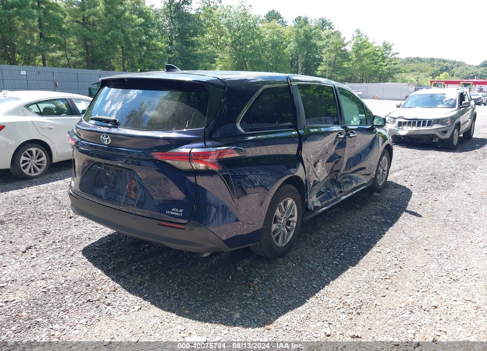 2022 TOYOTA SIENNA XLE VIN: 5TDYRKEC3NS081880