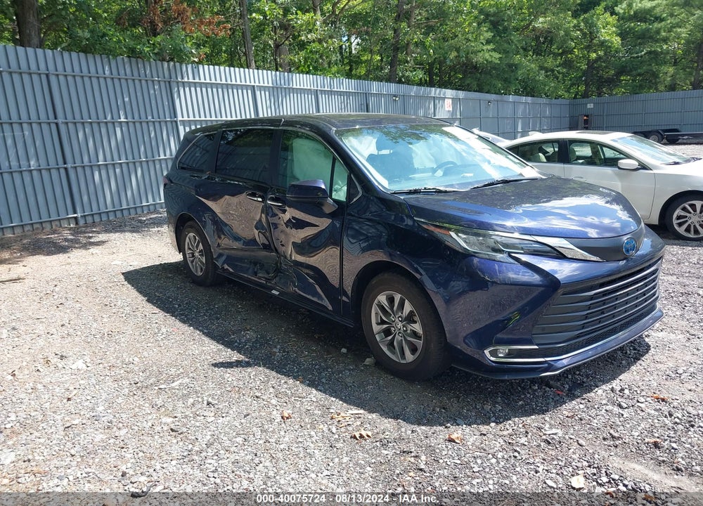 2022 TOYOTA SIENNA XLE VIN: 5TDYRKEC3NS081880