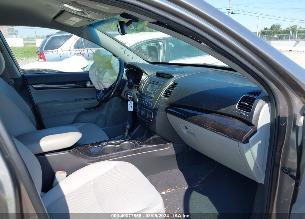2015 KIA SORENTO LX VIN: 5XYKTCA61FG572542