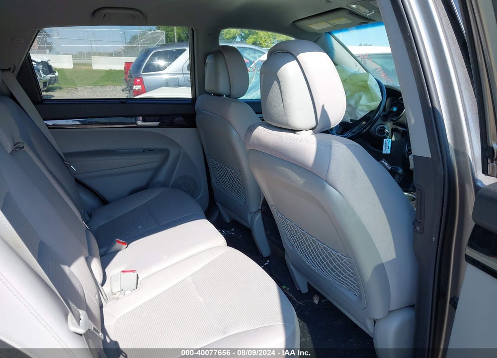 2015 KIA SORENTO LX VIN: 5XYKTCA61FG572542