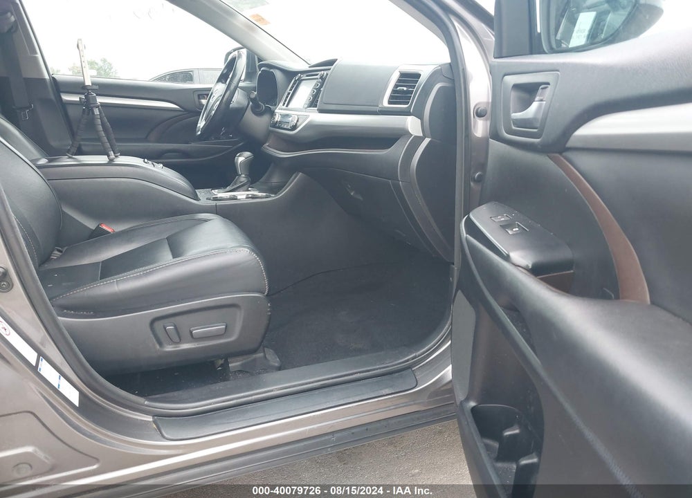 2018 TOYOTA HIGHLANDER XLE VIN: 5TDJZRFH7JS532310