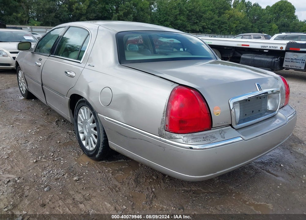 2003 LINCOLN TOWN CAR EXECUTIVE VIN: 1LNHM81W93Y604575