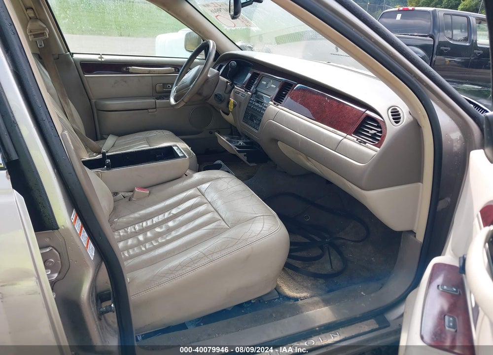 2003 LINCOLN TOWN CAR EXECUTIVE VIN: 1LNHM81W93Y604575