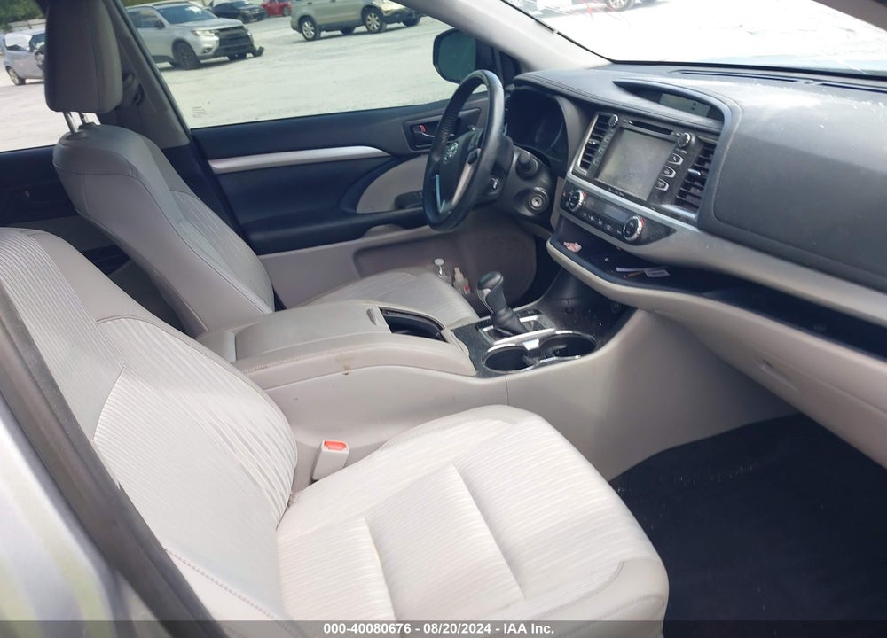 2019 TOYOTA HIGHLANDER LE PLUS VIN: 5TDZZRFH7KS365578